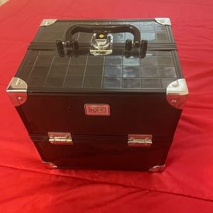 Selling a heavy duty makeup traveling case!